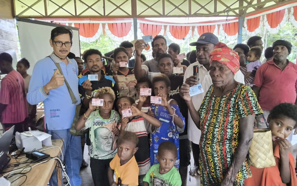 Saat Layanan Jempol Adminduk Datang ke Pesisir, Warga Kampung Wumuka Menyambut Lega