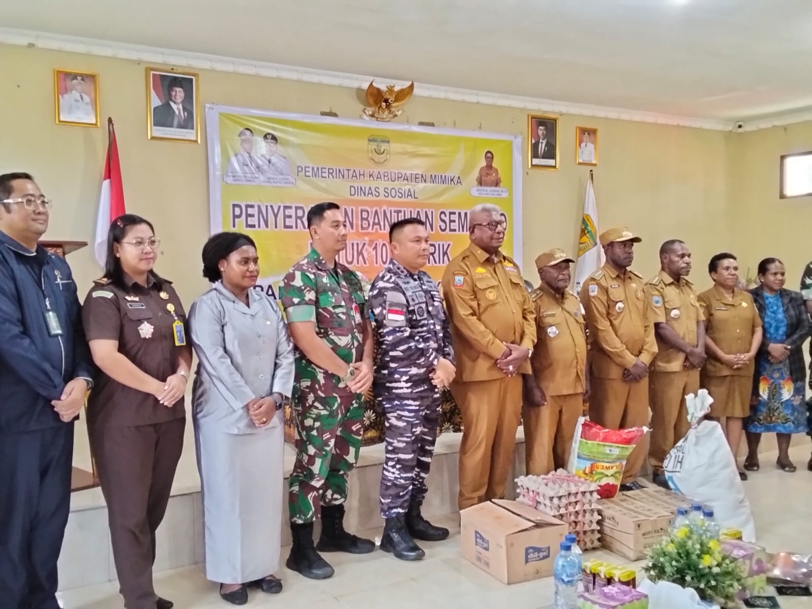 Dibiayai Dana Otsus Pemkab Mimika Salurkan Sembako Permakanan Untuk 10 Distrik