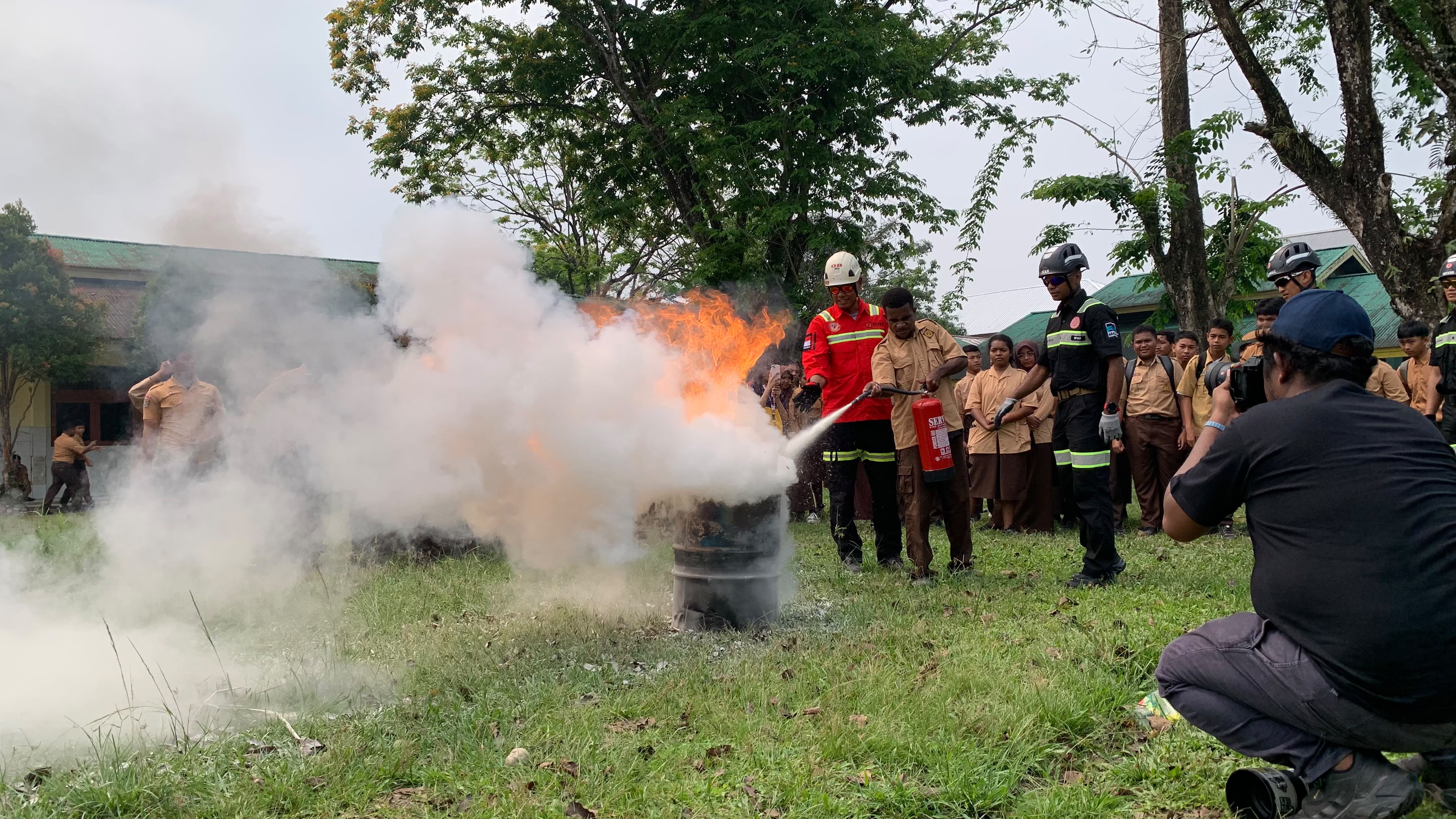 Saat 'Penyelamat' Freeport Menyapa SMANSA: Lidah Api, Tawa Pelajar, dan Semangat IFRC 2026
