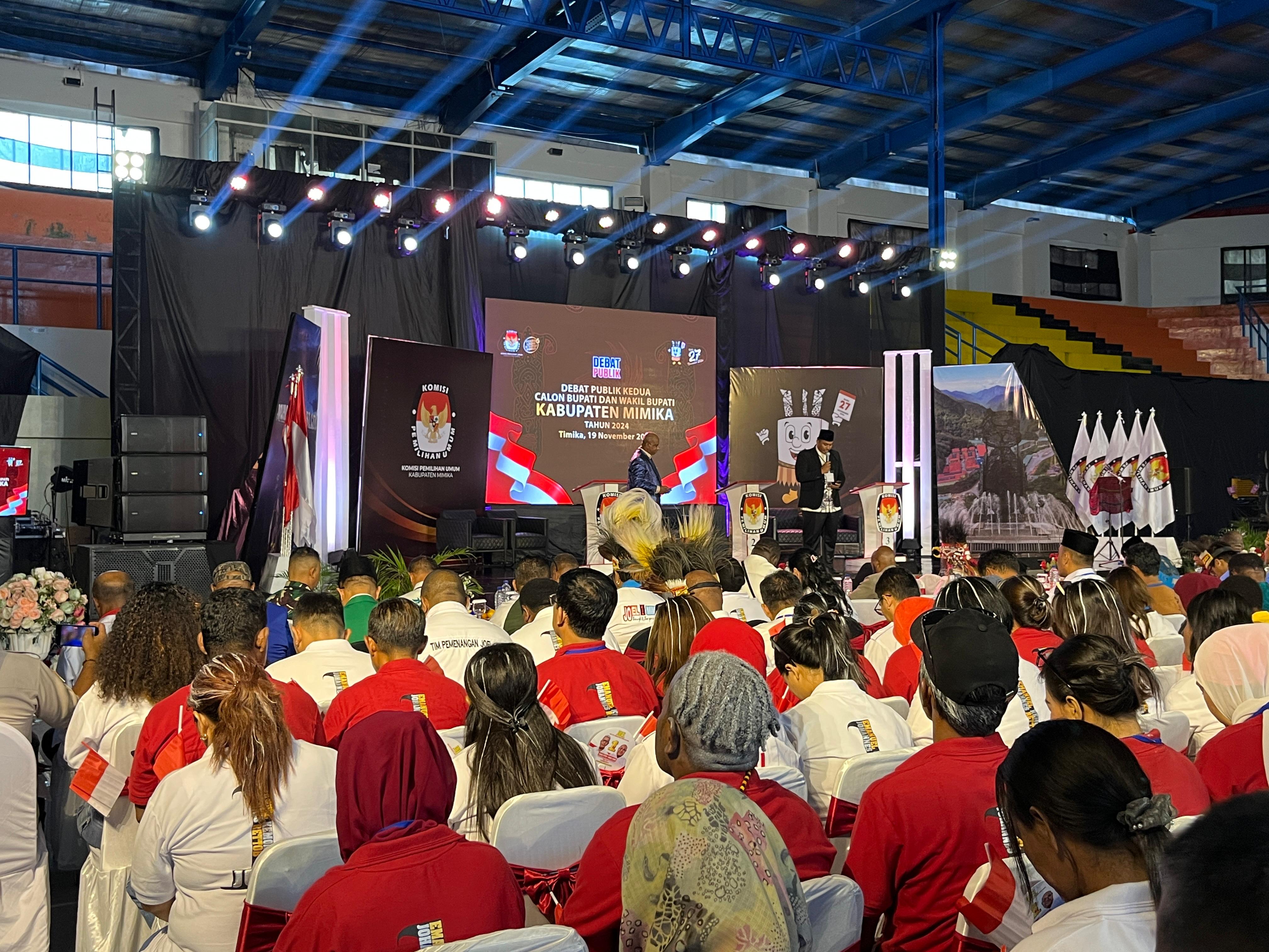 Hadiri Debat, Pendukung Paslon Joel Kompak Berpenampilan Unik.