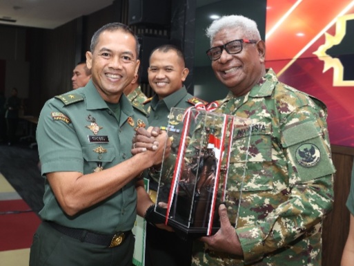 Bupati Mimika Johannes Rettob dan Dandim 1710/Mimika Terima Penghargaan dari Mabes TNI AD