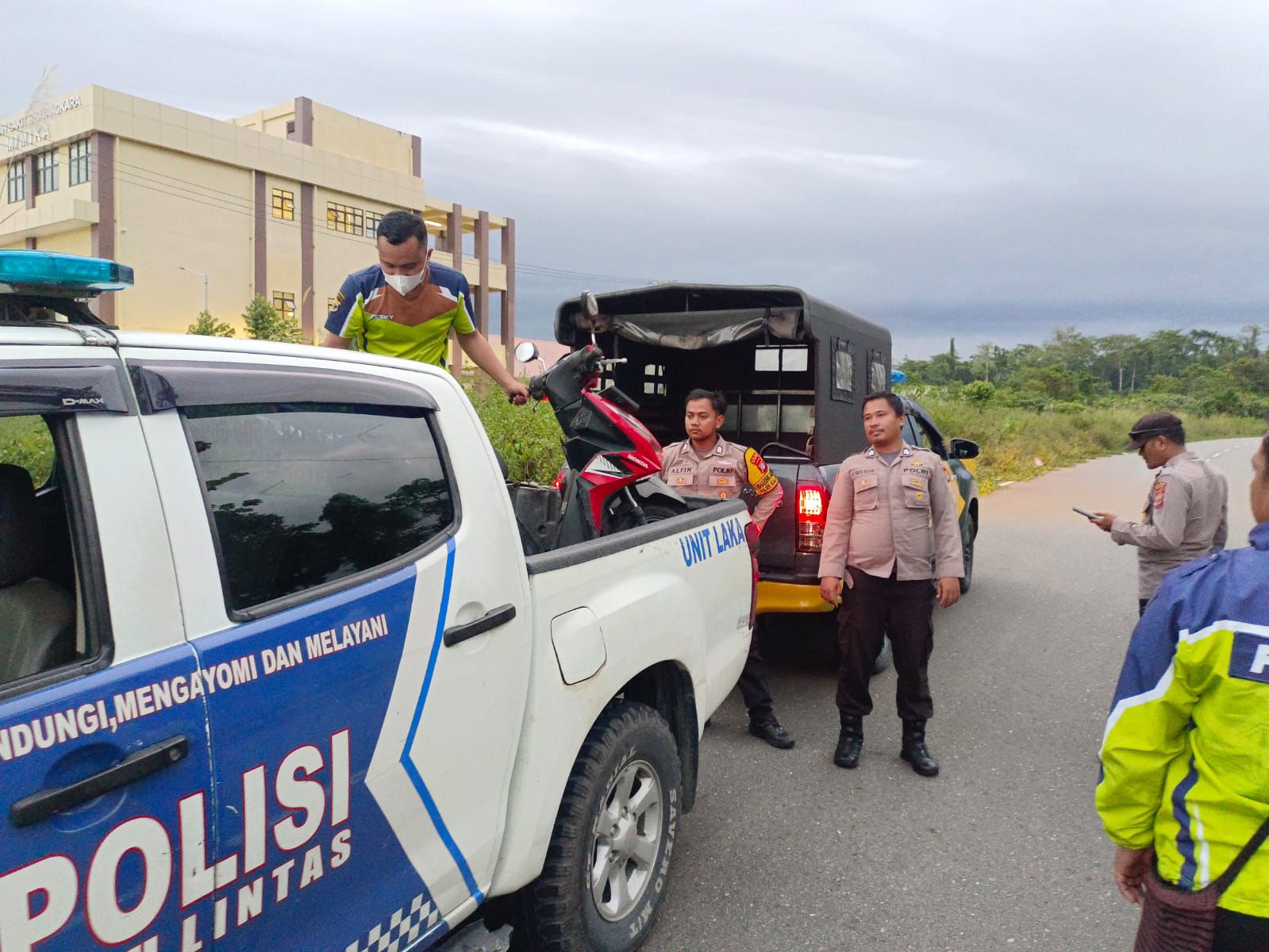 Kecelakaan Tunggal di Mile 32 Mimika, Seorang Pengendara Motor Tewas Tabrak Median Jalan