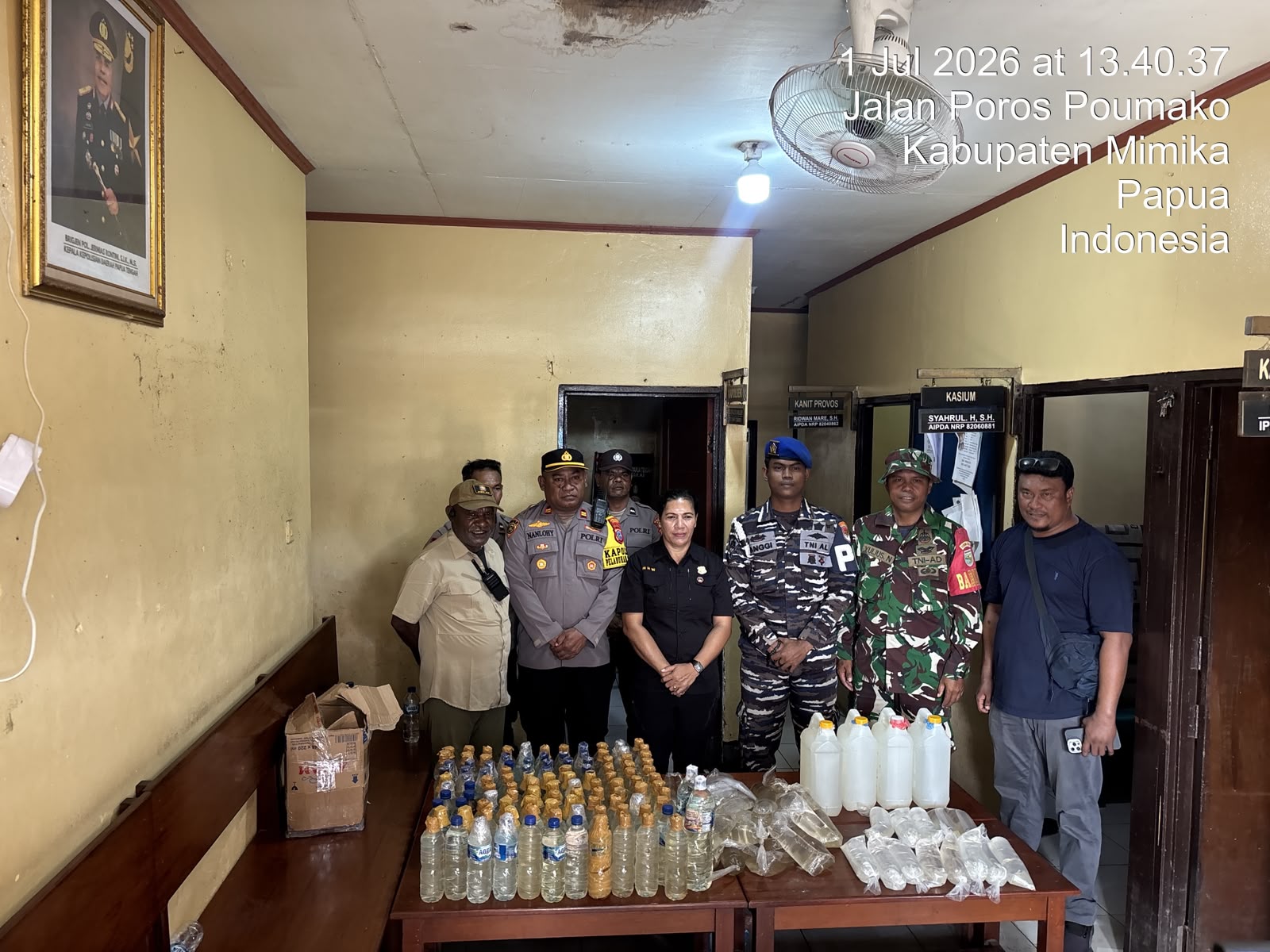 Polisi Sita Ratusan Liter Miras Ilegal di Pelabuhan Pomako Mimika