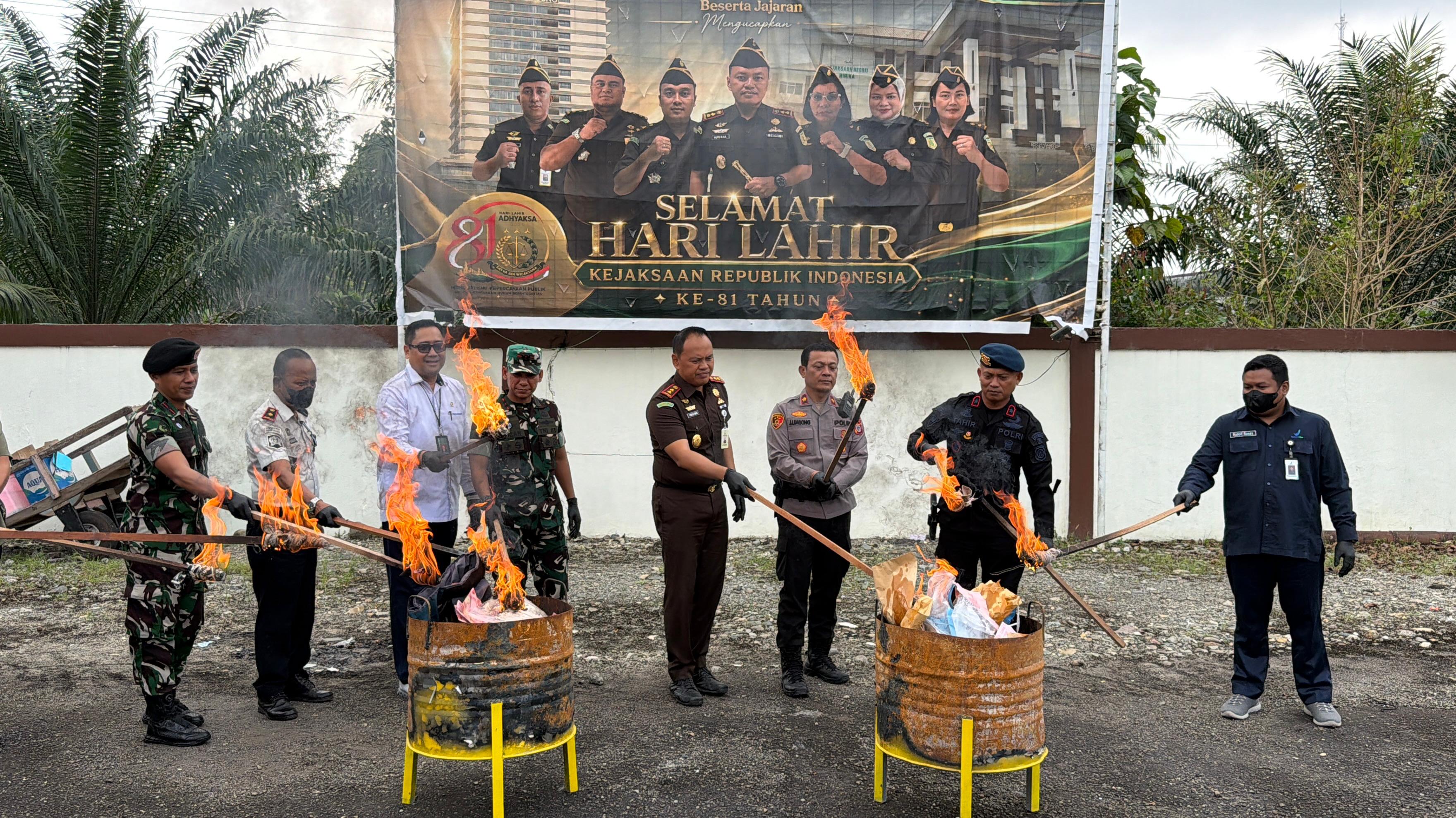 Kejari Mimika Musnahkan Barang Bukti dari 19 Perkara Tindak Pidana Umum
