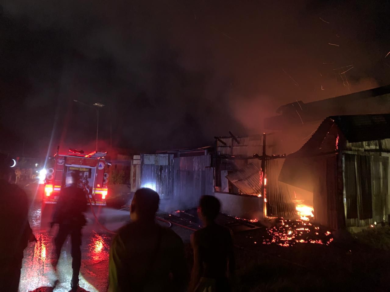 Diduga Karena Arus Pendek, Rumah dan Kandang Ternak Kilometer 9 Timika Ludes Terbakar