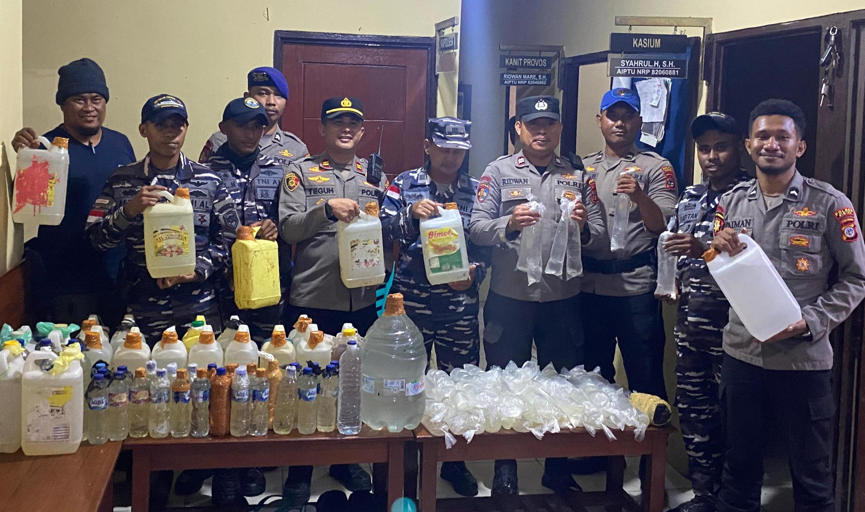 Polisi Sita 500 Miras Lokal Saat Kedatangan KM Sirimau di Poumako Timika