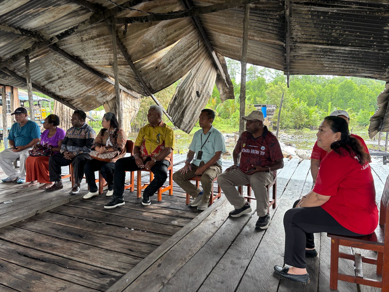 Hadir di Tengah Jemaat Pasca Kebakaran Bupati Mimika Johannes Rettob, Janji Akan Bagun Gedung Gereja