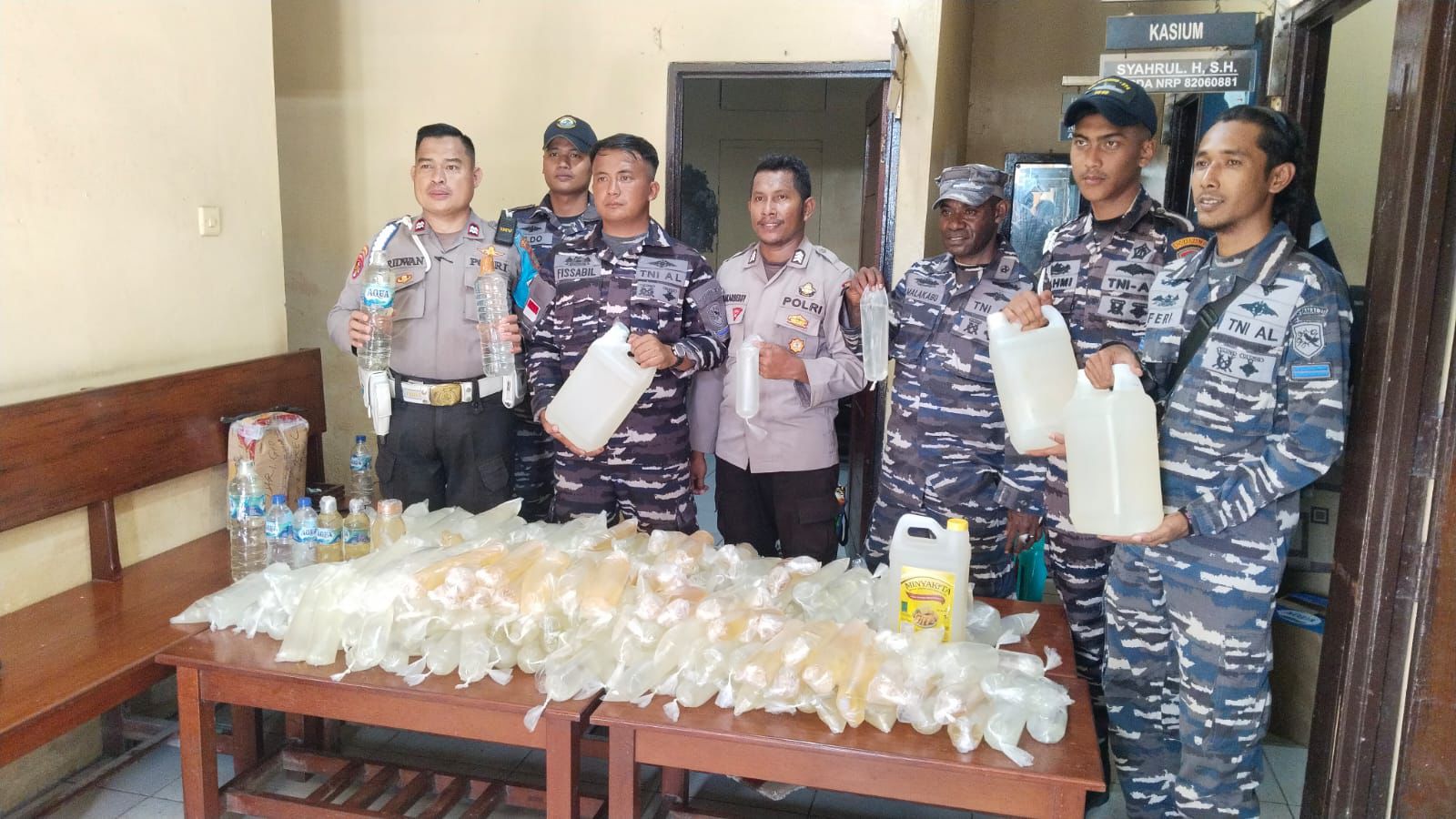 Gagalkan Peredaran Miras, Petugas Sita Ratusan Liter Sopi di Pelabuhan Poumako