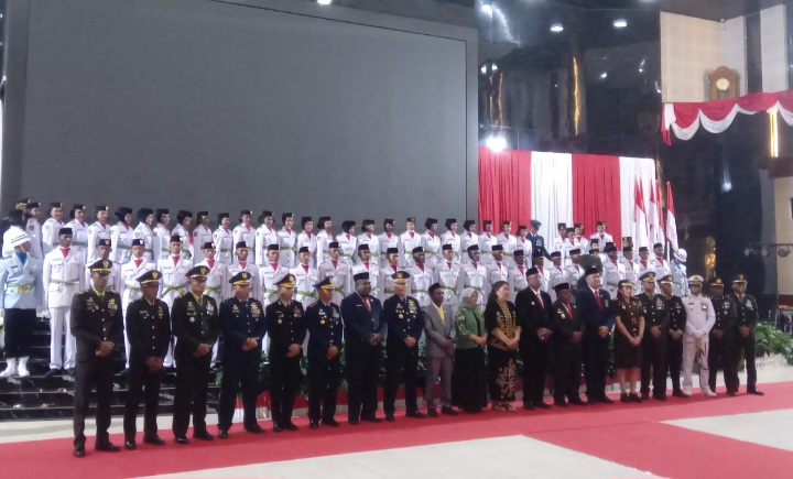 Bupati Mimika Johannes Rettob Kukuhkan Paskibraka Mimika Untuk Bertugas Besok