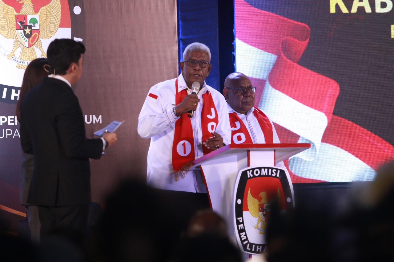 Debat Publik, Paslon Nomor 1 Rettob - Kemong Paparkan Visi Misi Menuju Gerbang Emas