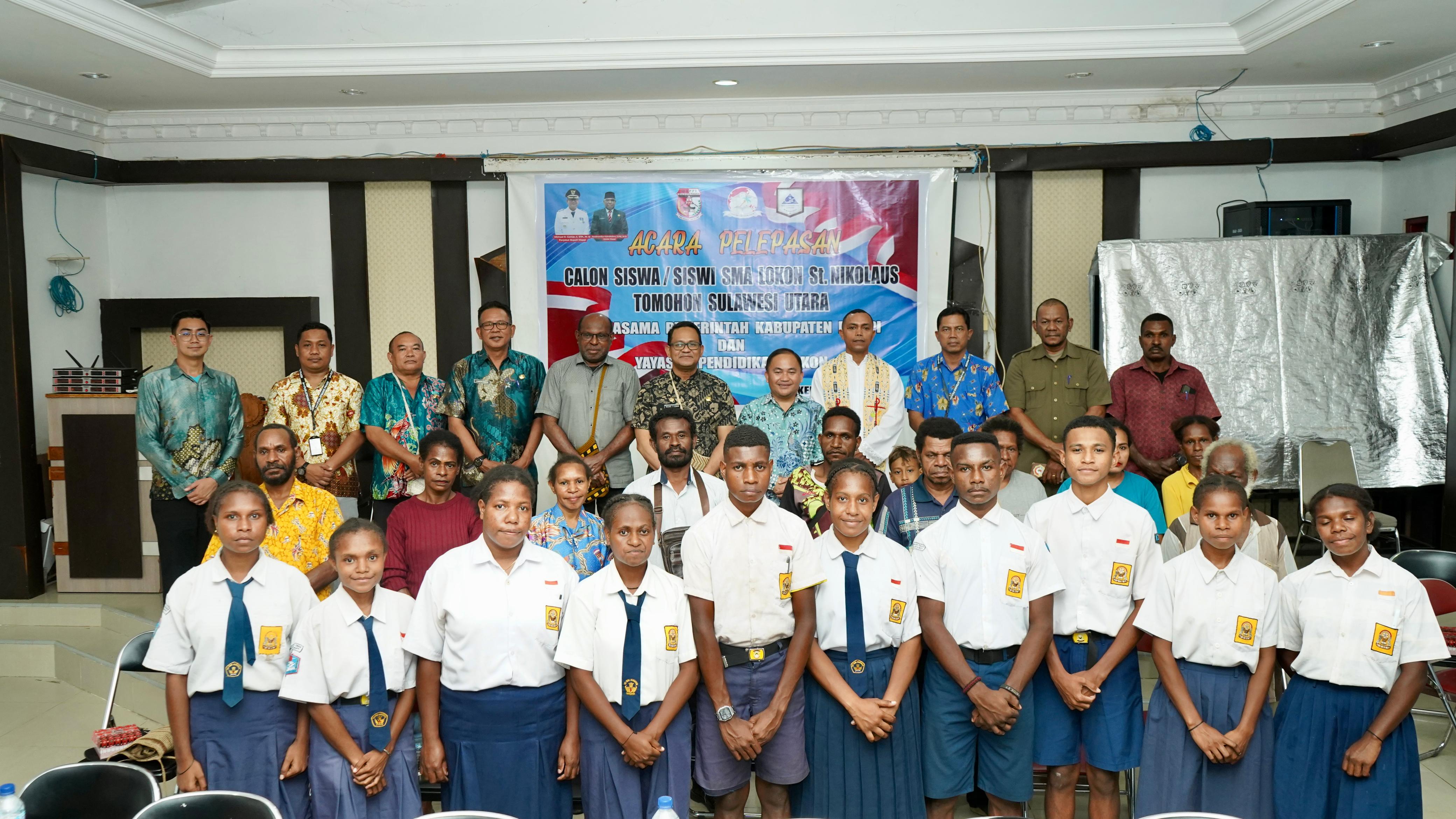 Pj. Bupati Mappi Lepas 10 Anak Asli Mappi Penerima Beasiswa Sekolah  SMA Lokon Tomohon