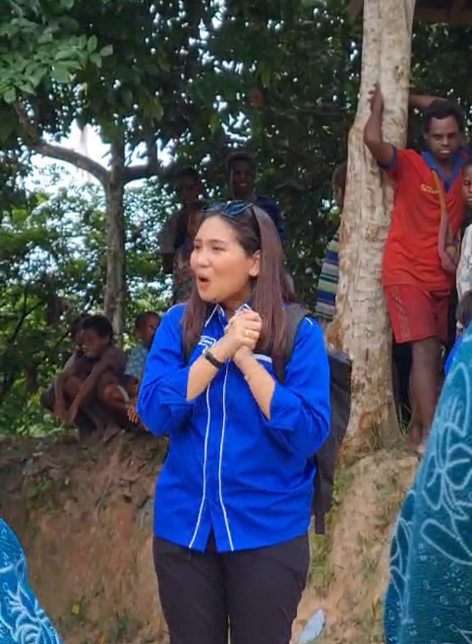 Melintasi Sungai Dengan Perahu Bunda Paud Kabupaten Mappi Sambangi Anak-anak Di Kampung Rap