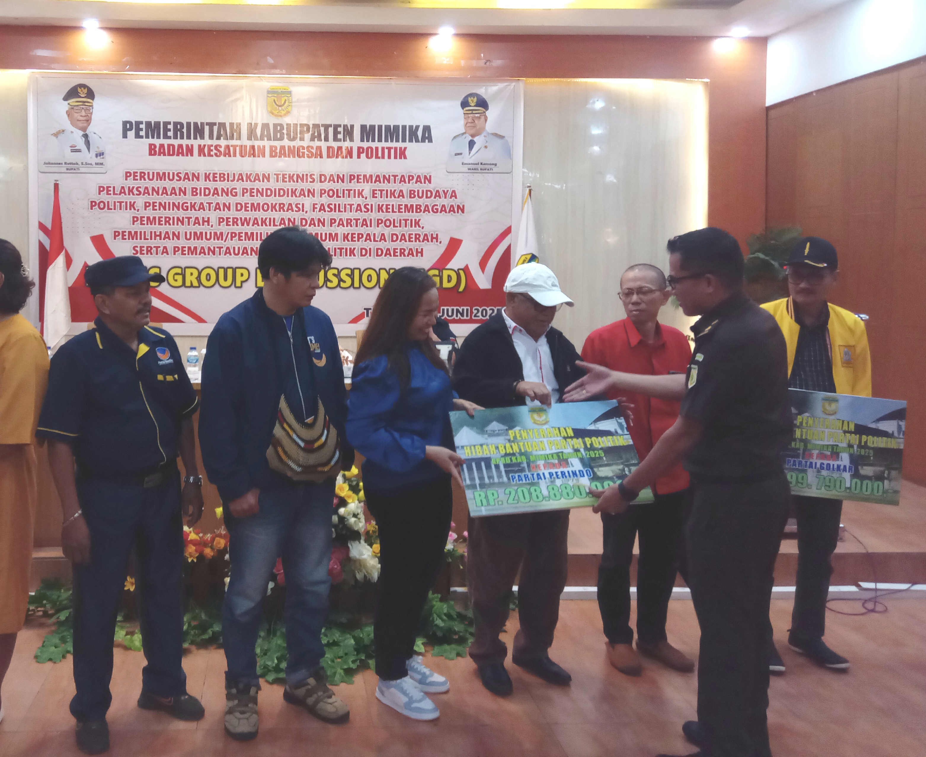 Pemkab Mimika Serahkan Bantuan Dana Hibah Untuk Sembilan Partai Politik