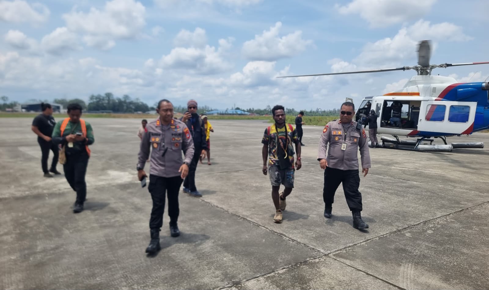 Kapolres Mimika Evakuasi Suami Korban Penculikan KKB dari Distrik Jila ke Mimika
