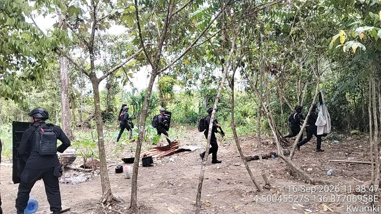 Tegas! Polisi Bongkar Pos Perang dan Sita Senjata Tajam di Kwamki Narama Mimika