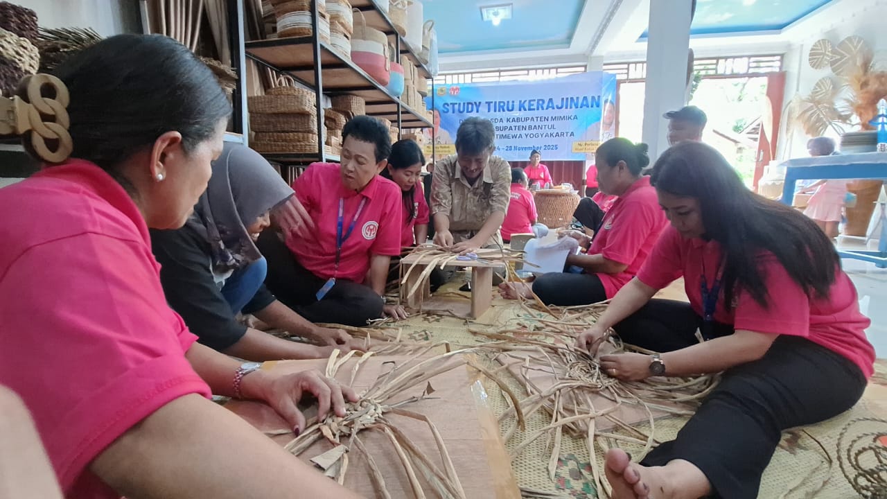 Dekranasda Mimika Pelajari Teknik Anyaman di Bantul, Bidik Peluang Ekspor Home Decor