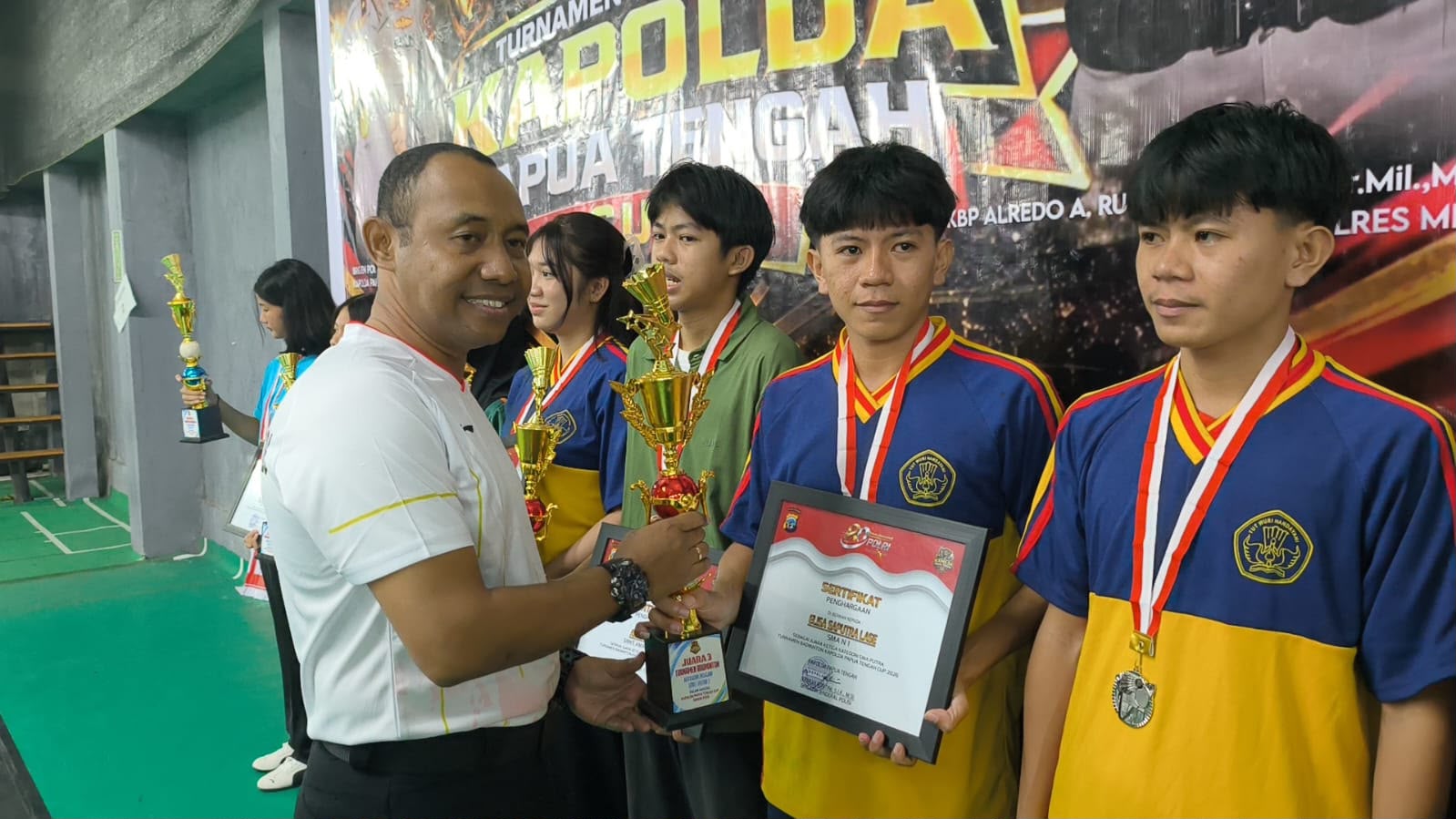 Kapolres Mimika Serahkan Hadiah Kejuaraan Bulu Tangkis Pelajar