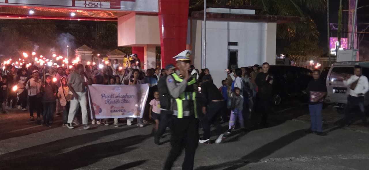 Ribuan Warga Pawai Obor di Bawah Penjagaan Ketat Aparat Gabungan