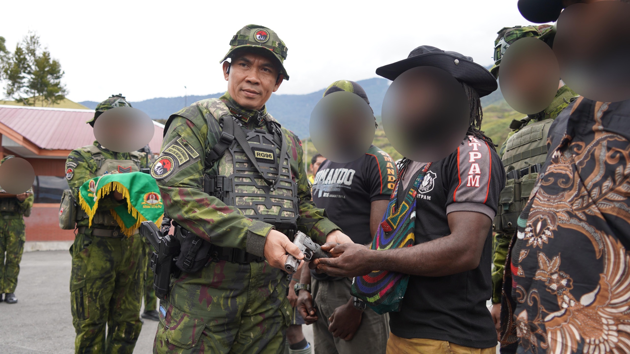 Lupakan Jalan Kekerasan, Empat Anggota OPM Puncak Jaya Serahkan Senjata
