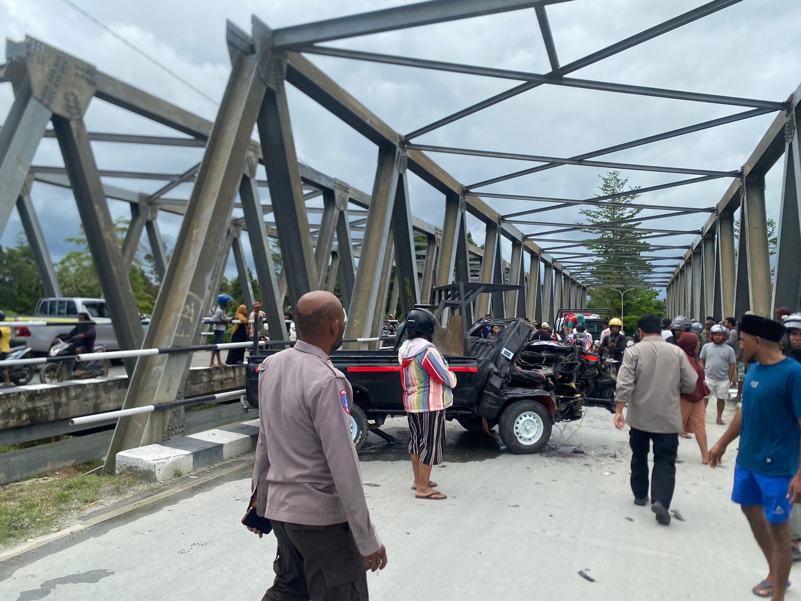 Polisi Ungkap Kecelakaan Sebabkan Mobil Pickup Rusak Parah di Jembatan Waker Timika