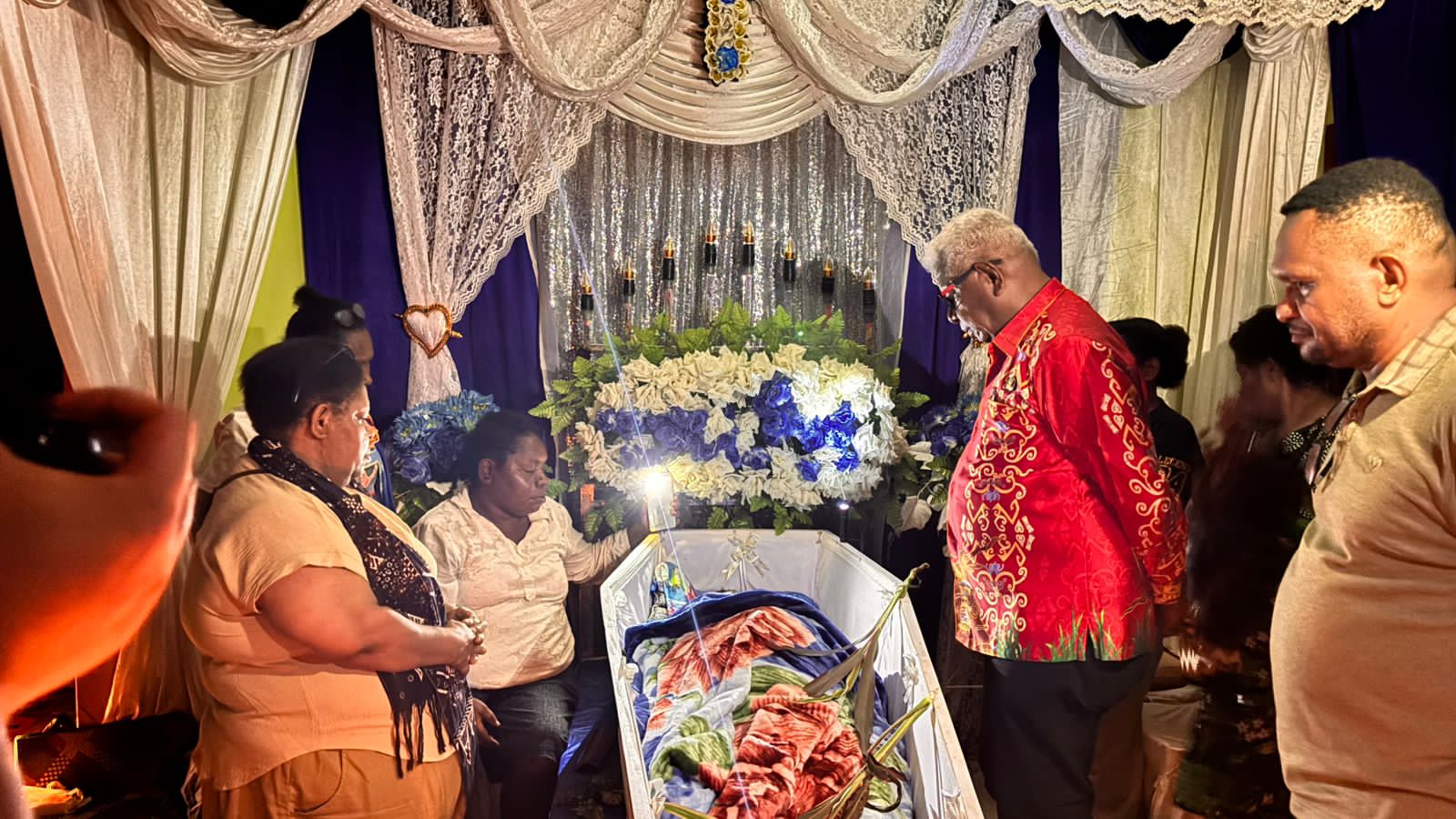 Bupati Mimika Melayat ke Rumah Duka Tokoh Muda Amungme, Almarhum Michael Kuum