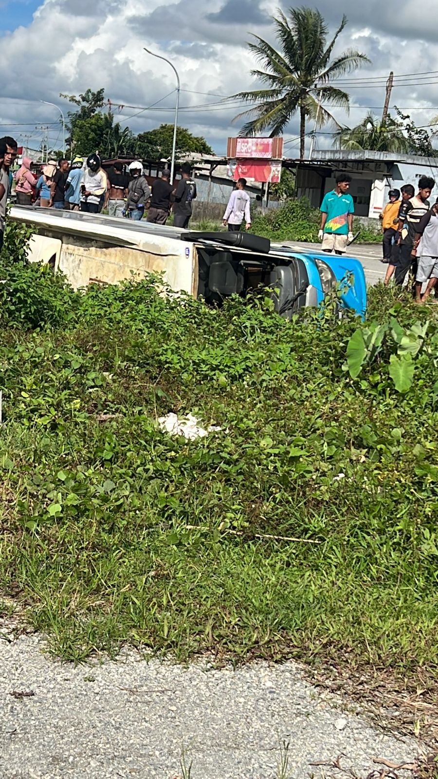 Gagal Nyalip, Minibus Terjun ke Parit Irigasi