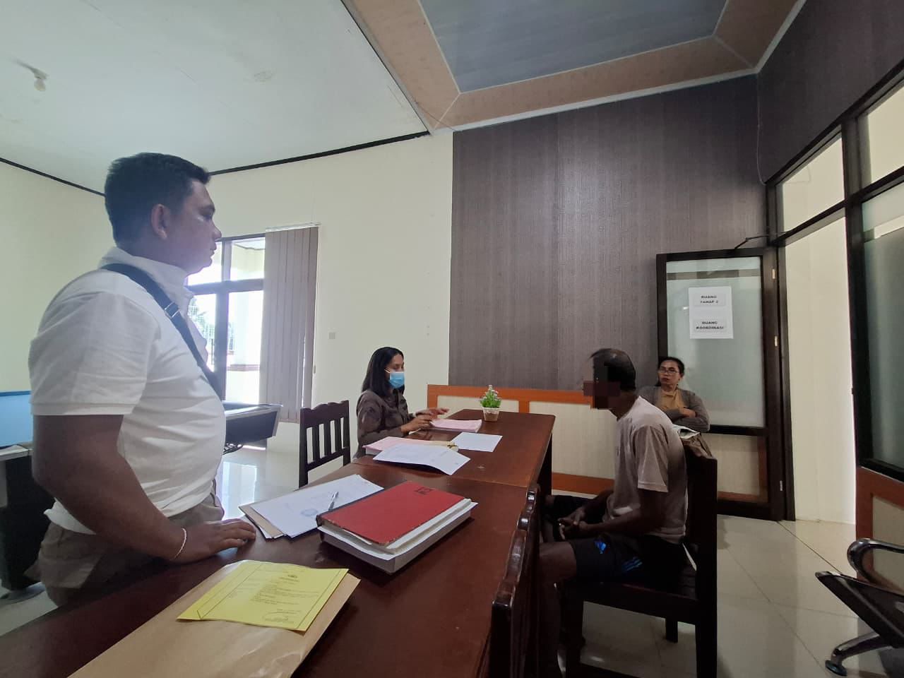 Unit Reskrim Polsek Miru Serahkan Tersangka Kasus Penganiayaan di Busiri Ujung ke Kejaksaan