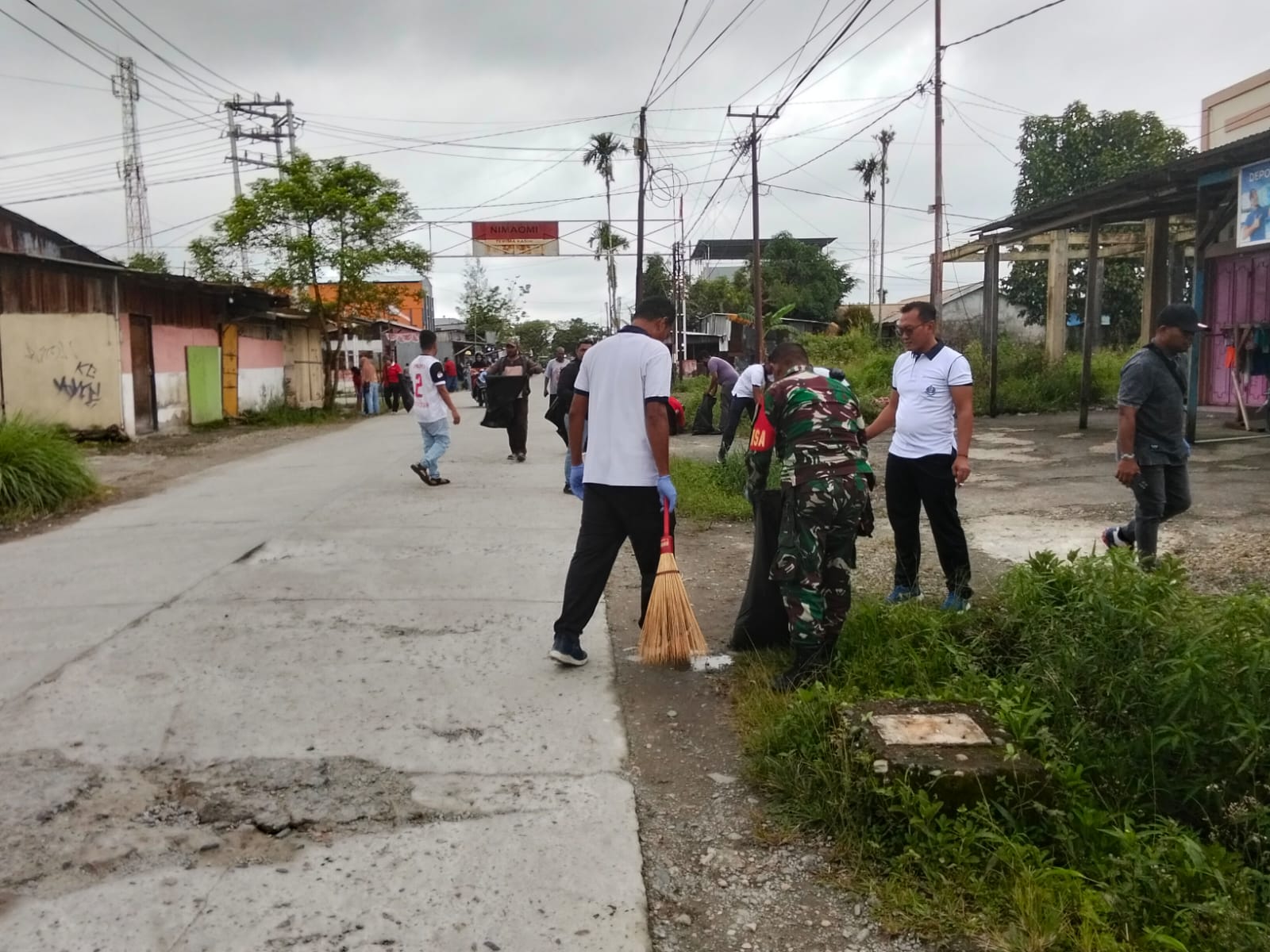 Pemerintah Distrik Wania Gelar Jumat Bersih di Nawaripi Libatkan Aparat Kampung, TNI- Polri, PKK dan Warga