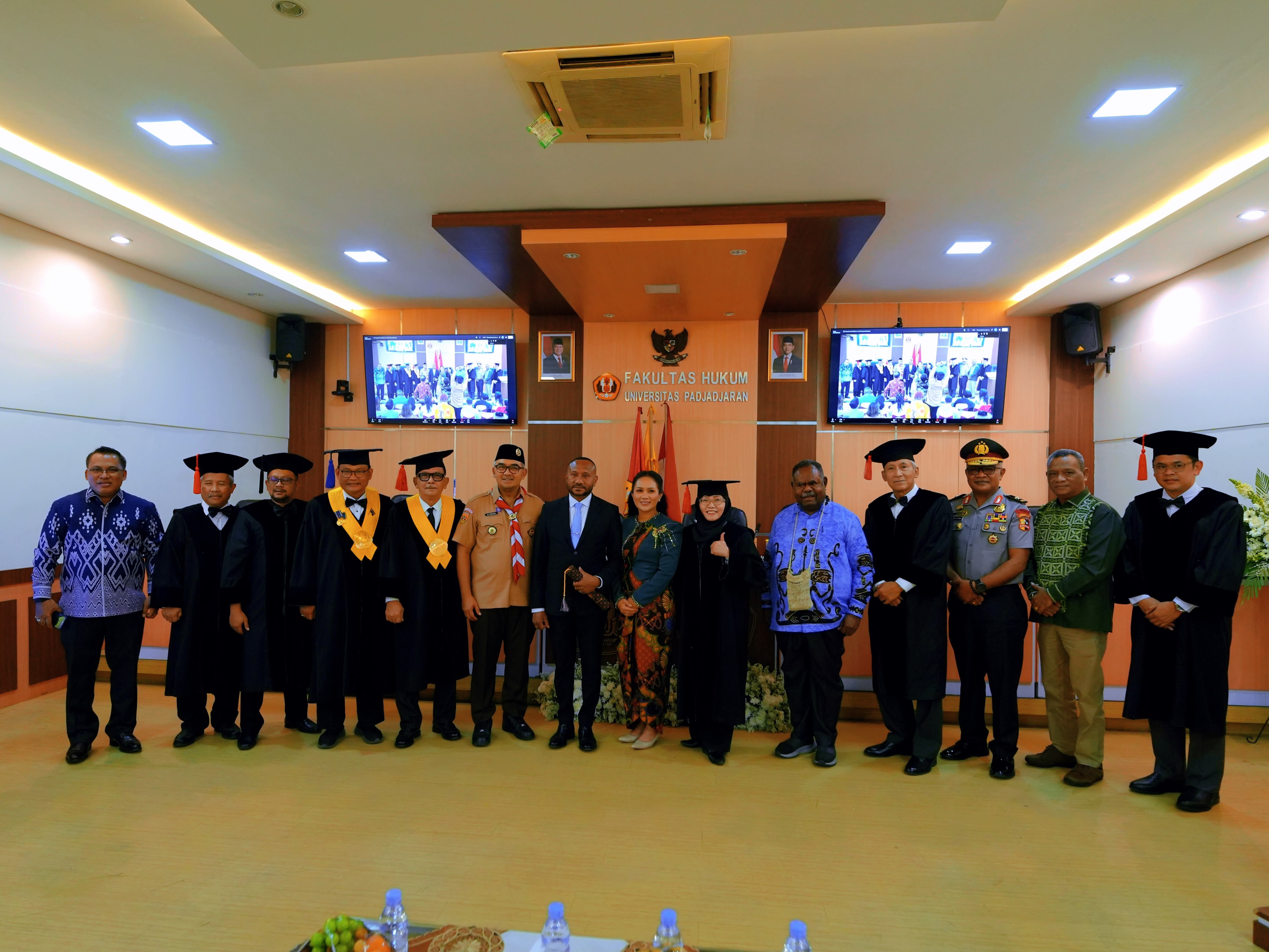 Yan Permenas Mandenas Raih Gelar Doktor, Tawarkan Konsep Baru Otonomi Khusus Papua