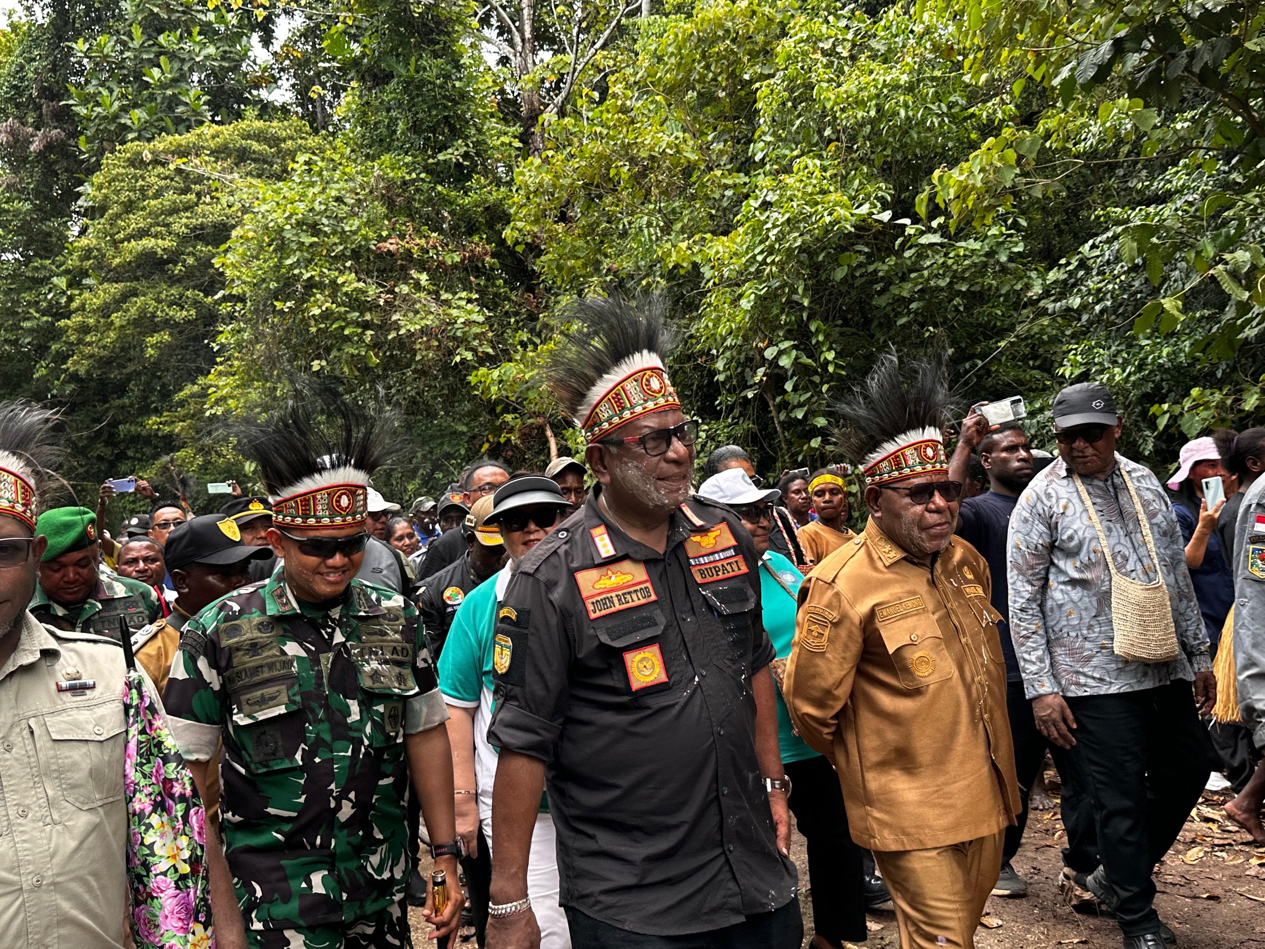 Dandim 1710 Mimika Ikut Lawatan Bersama Bupati-Wakil Bupati Jelajahi Kampung-kampung Pesisir