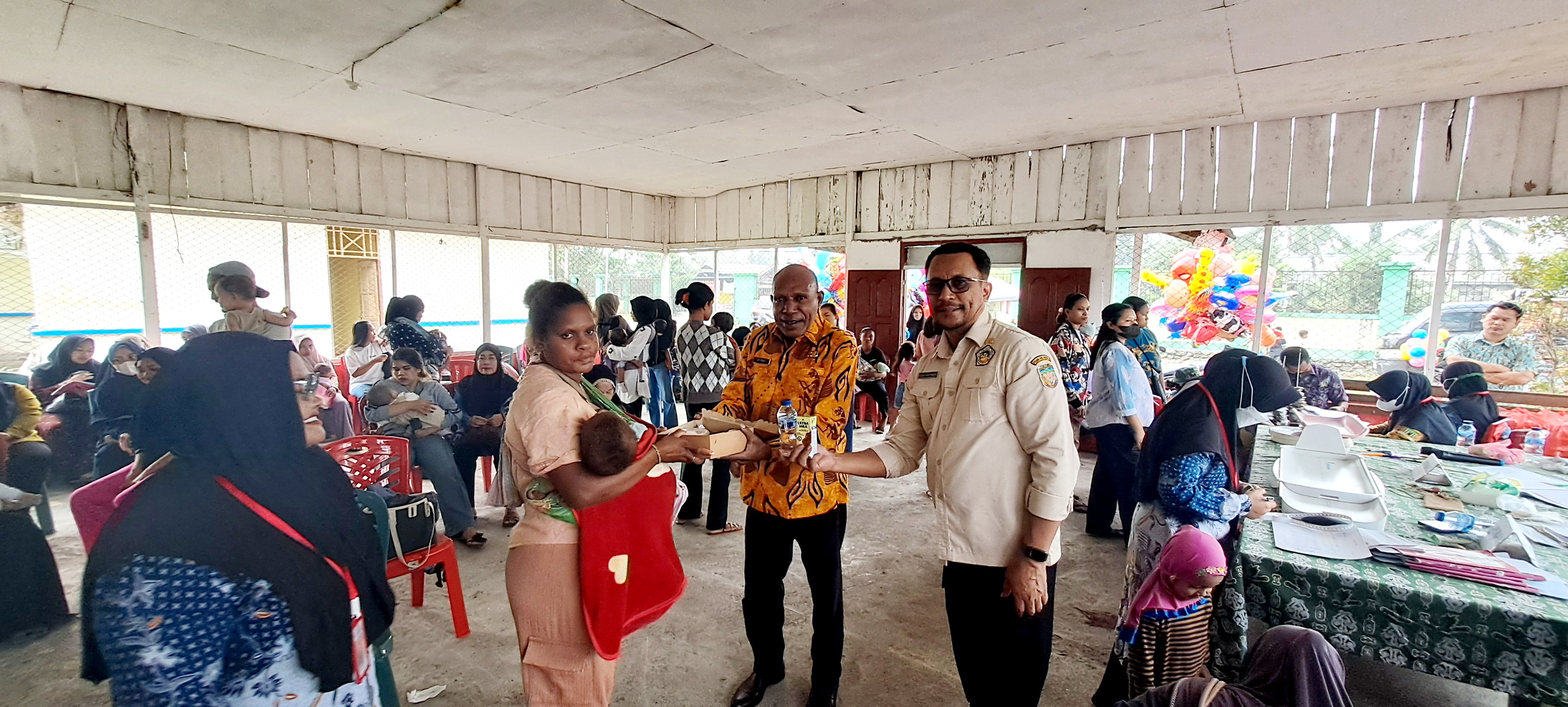 Dukung Penurunan Stuning, DKP Mimika Salurkan Bantuan Makanan ke 15 Posyandu
