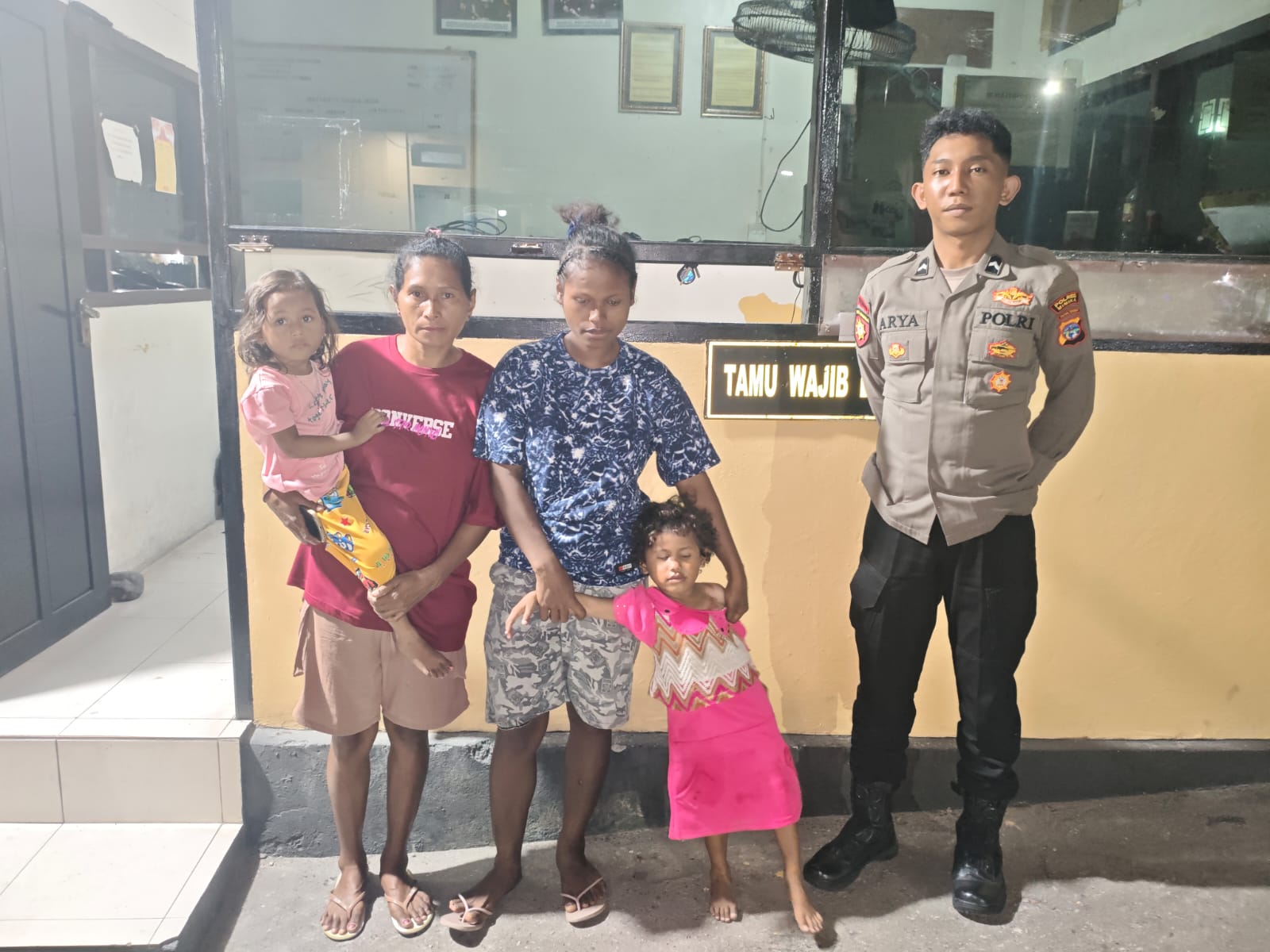 Polres Mimika Serahkan Anak Terpisah di Jalan Leo Mamiri ke Keluarga