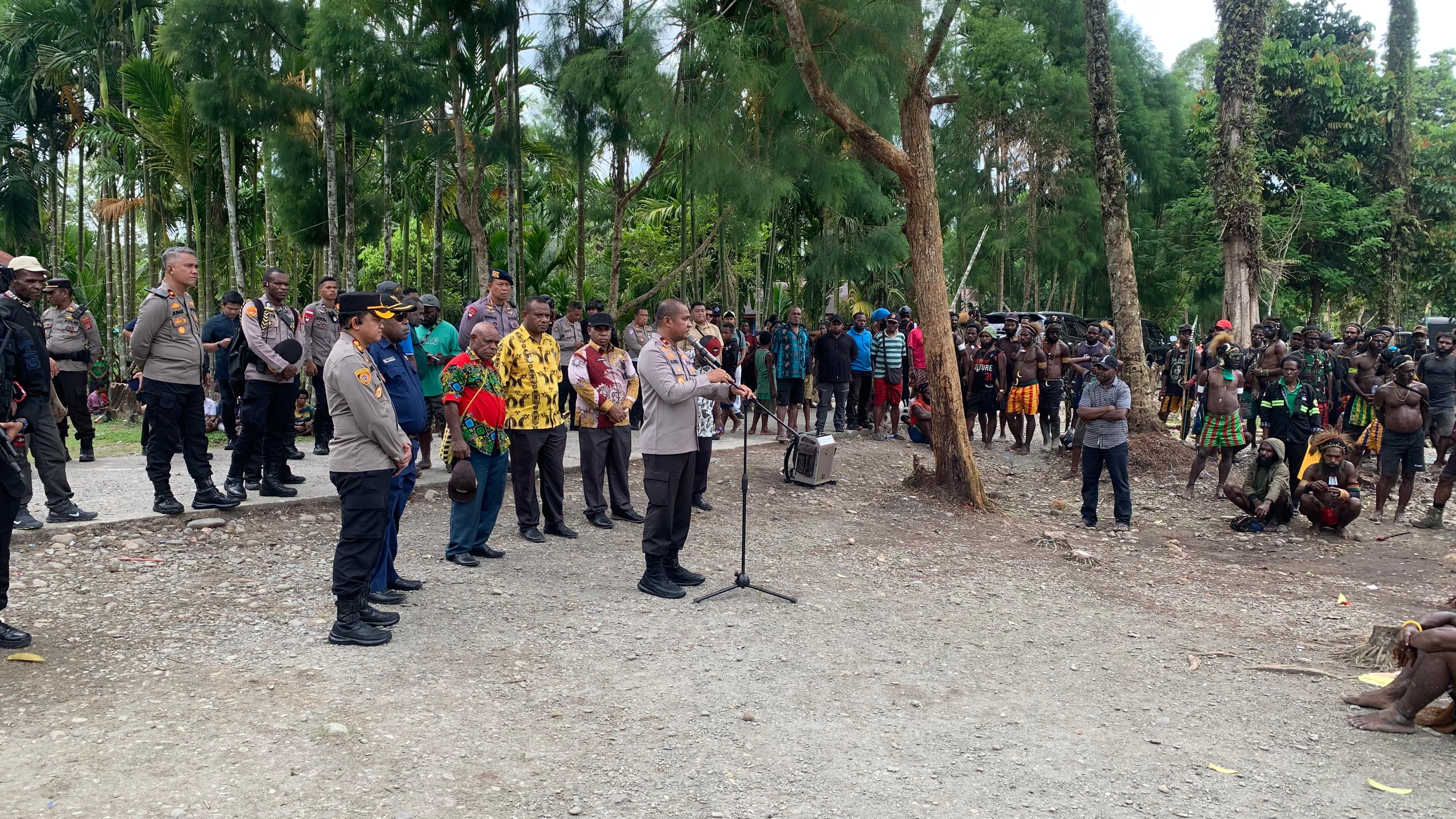 Kapolda dan Pj Sekda Puncak Imbau Masyarakat Kwamki Narama Berhenti Bertikai