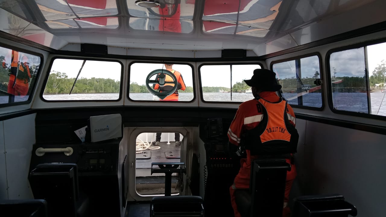 Tim SAR Timika Evakuasi Penumpang Perahu Susun di Muara Kekwa dengan Cepat dan Efektif