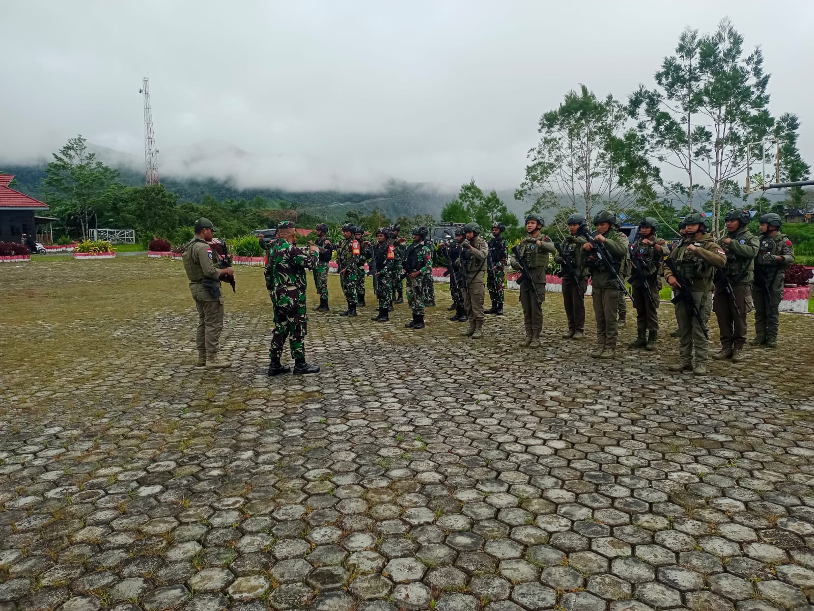 Ops. Damai Cartenz Sinergi Bersama TNI Mengamankan Pelantikan Pejabat Pemerintah di Pegunungan Bintang