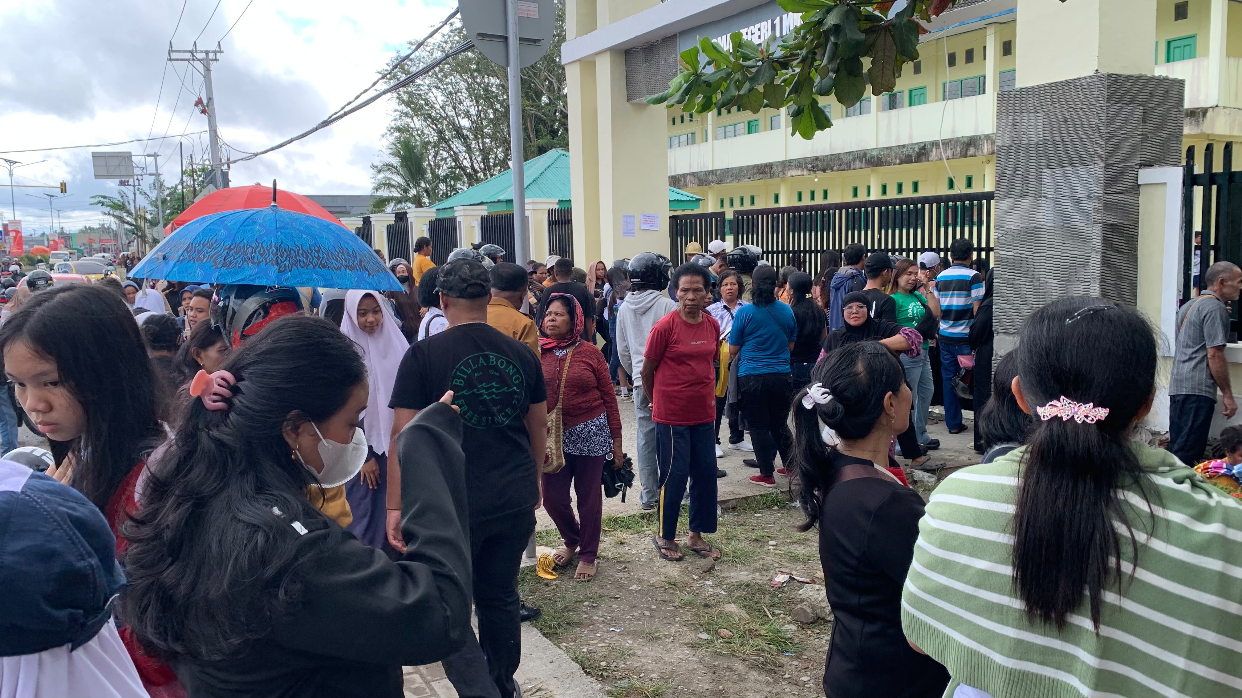 Ribuan Calon Siswa Padati Hari Pertama Pendaftaran SMAN 1 Mimika, Sistem Antrean Membeludak