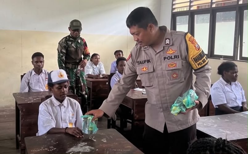 Polsek Agimuga Edukasi Pelajar SMP Soal Bahaya Rokok dan Vape