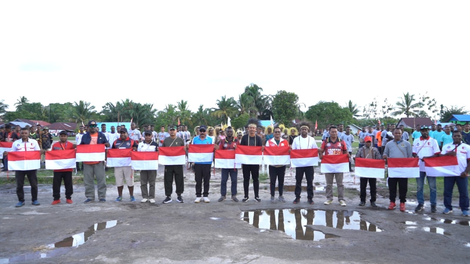 Gerakan Nasional Pembagian 10 juta Bendera Merah Putih oleh Pj. Bupati Mappi bersama Boaz Salossa dan Ricardo Salampessy