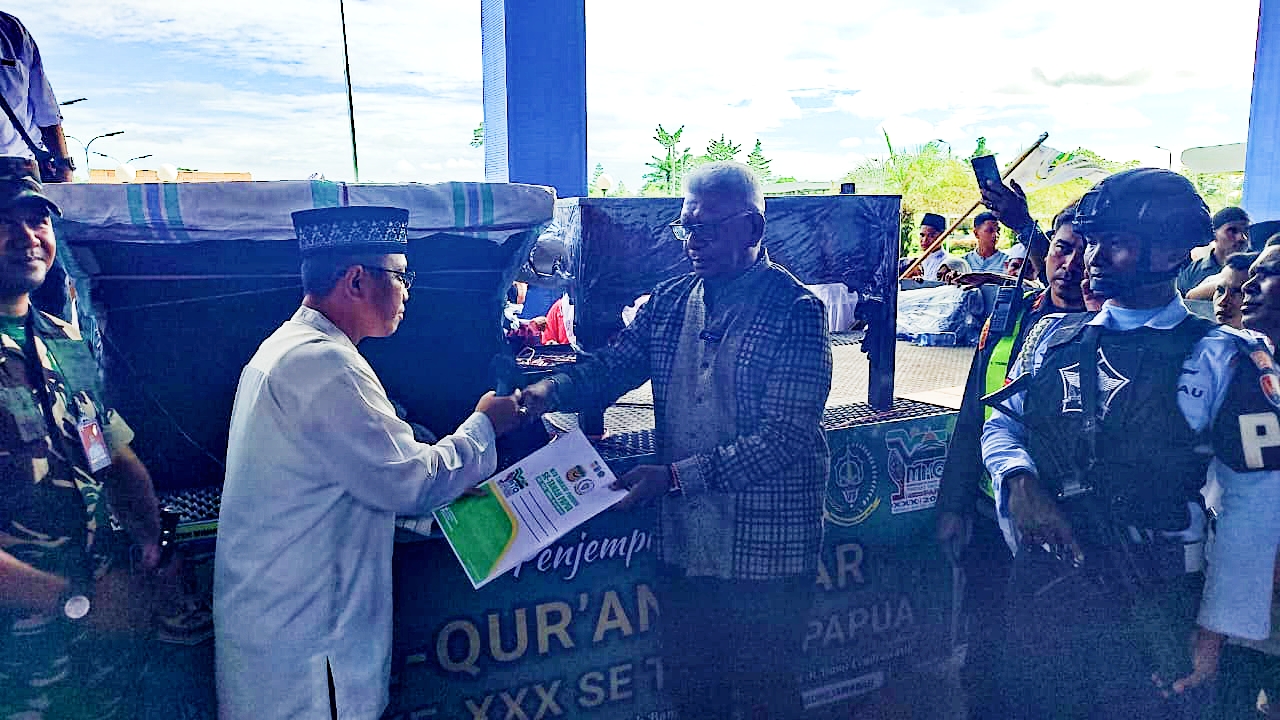 Bupati Mimika John Rettob Terima Al Qur'an Raksasa Untuk MTQ ke XXX Se Tanah Papua