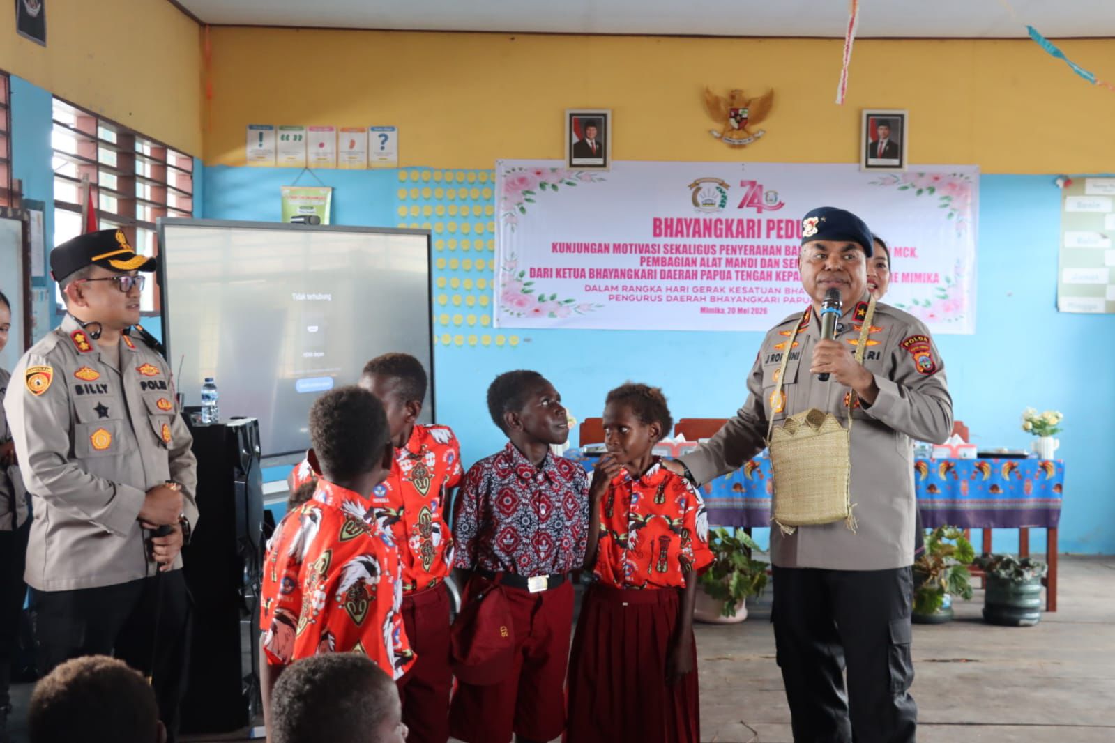 Kunjungi Pulau Karaka, Kapolda Papua Tengah Bawa Layanan Medis dan Motivasi Pendidikan