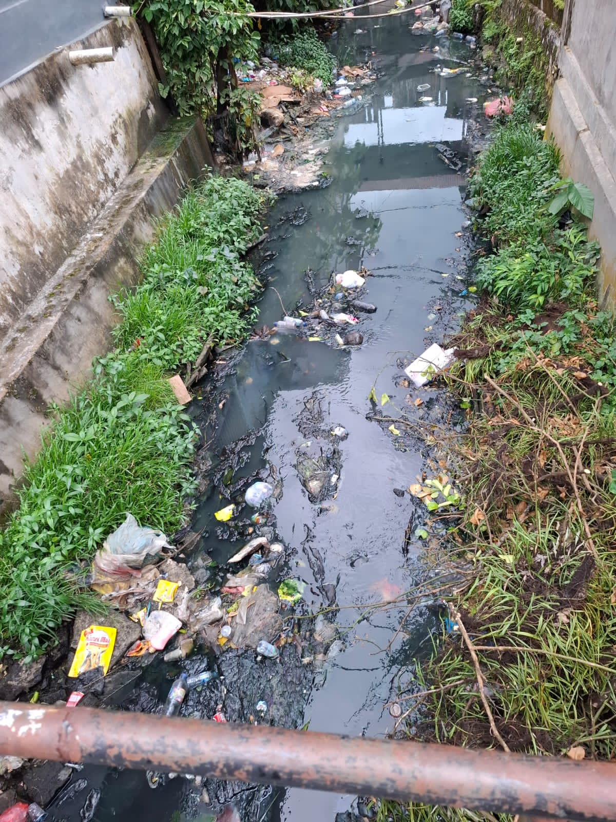 Bertahun-tahun Kali Engkong Tercemar Sampah, Warga Minta Dinas Terkait Tangani