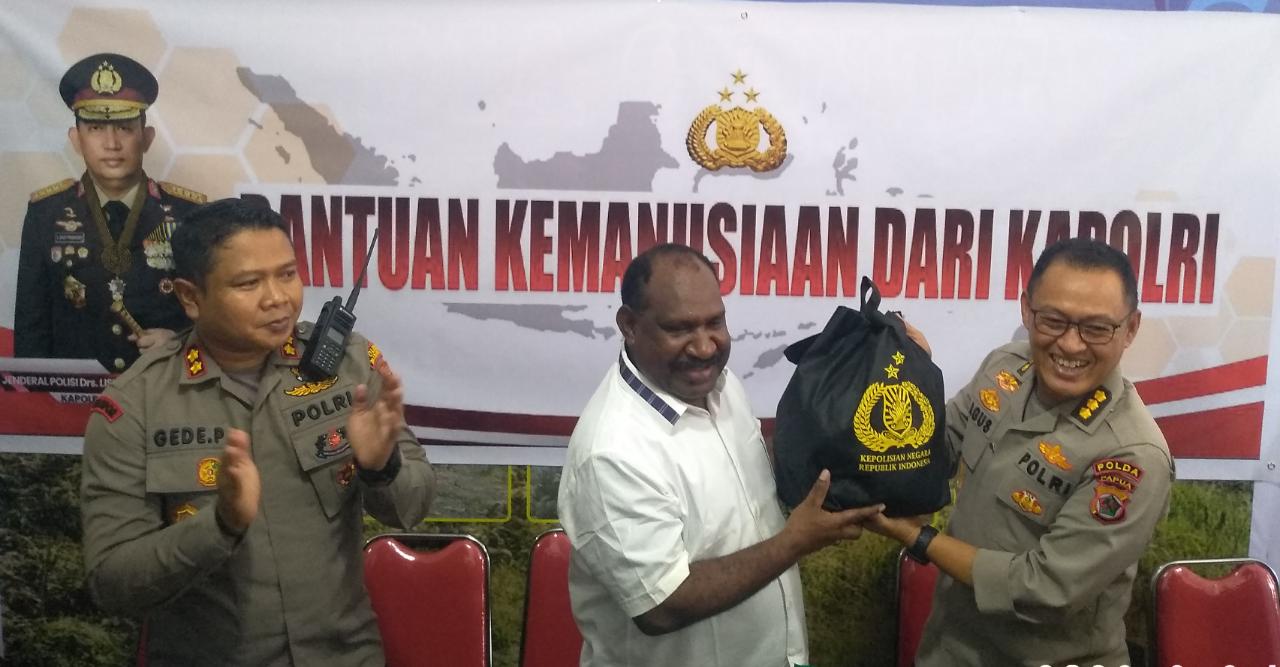 Kapolri dan Kapolda Papua Beri Bantuan 1.500 Paket Sembako kepada Warga Terdampak Bencana di Kabupaten Puncak
