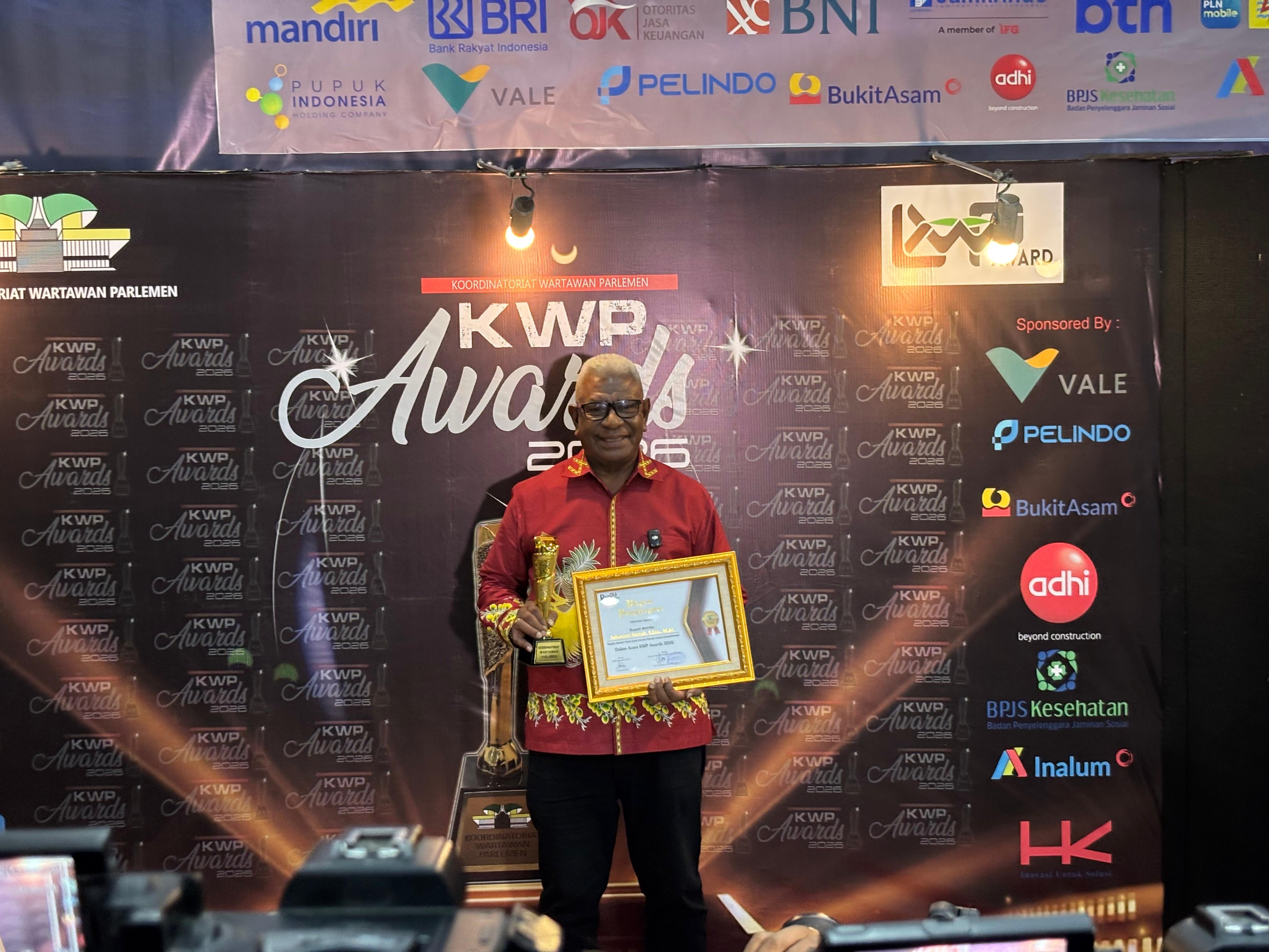 Bupati Mimika Johannes Rettob Terima Penghargaan KWP Awards 2026