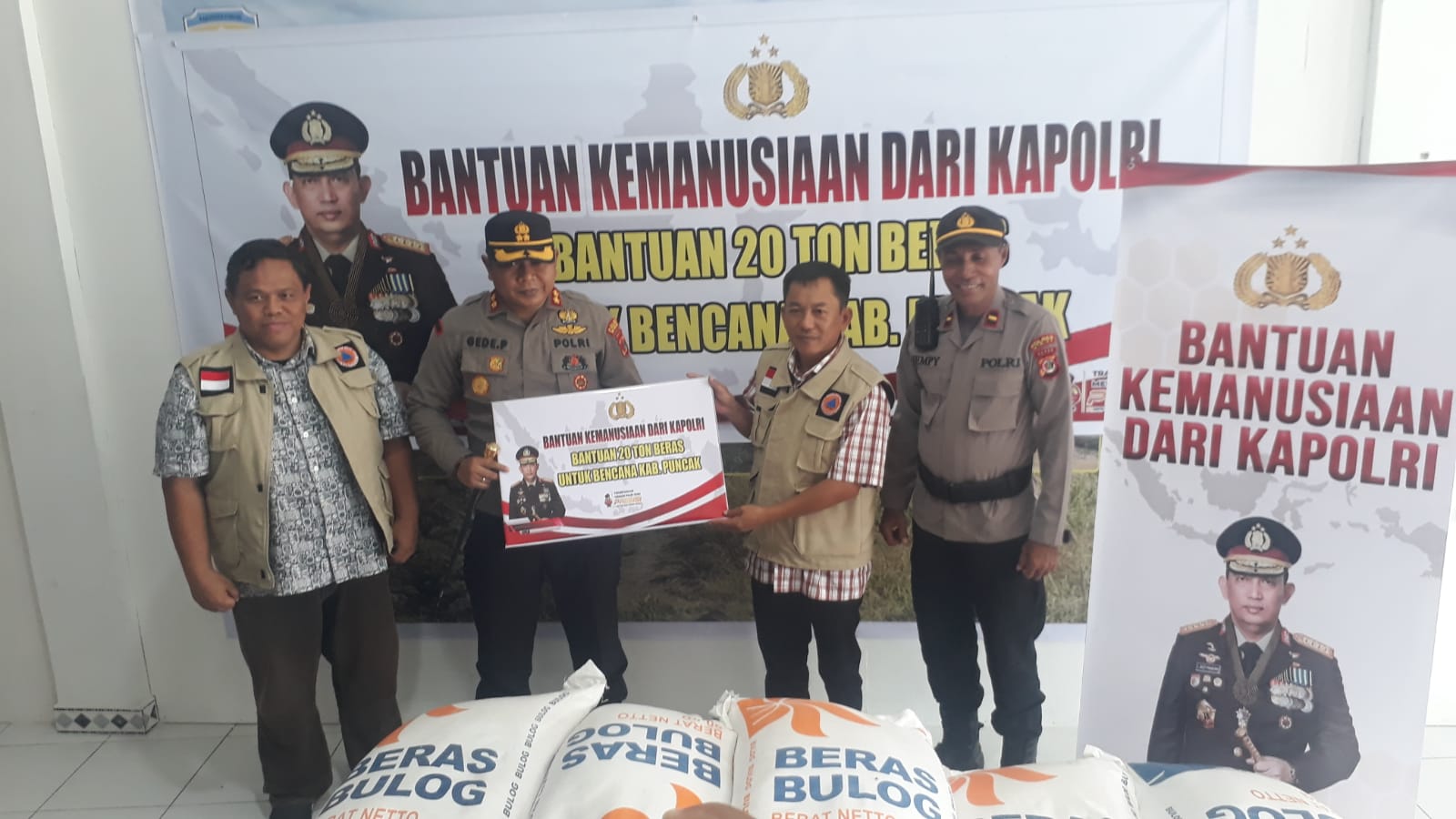 Kapolri Salurkan Bantuan  20 Ton Beras Untuk Warga Terdampak Bencana di Kabupaten PuncaK