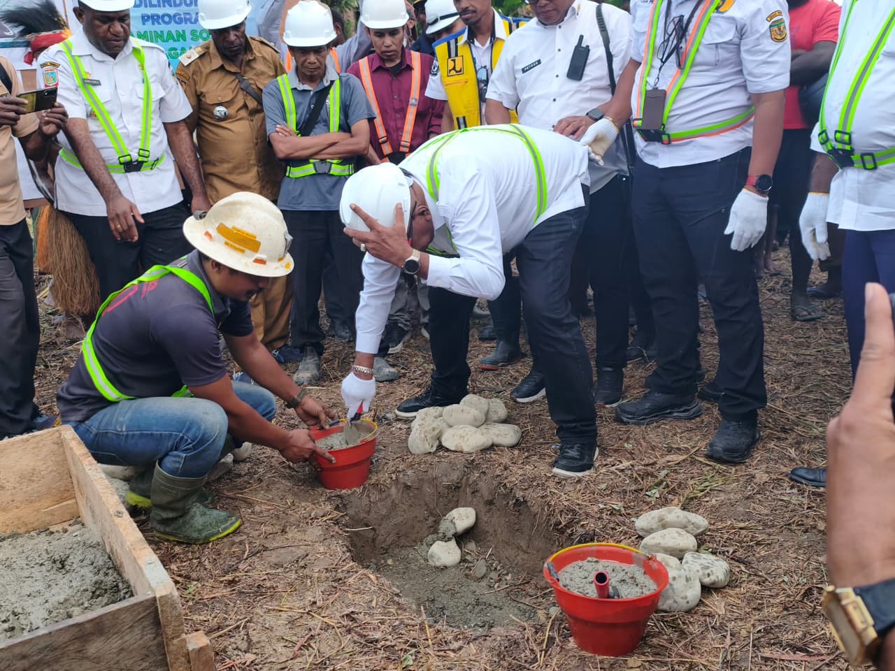 Bupati Rettob meletakkan Batu Pertama Jembatan Gantung Mioko