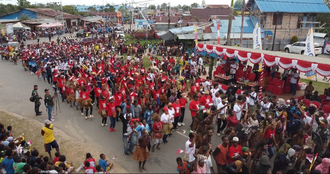 Pj. Bupati Mappi Bersama Ribuan Masyarakat Gelar Karnaval Semarakkan HUT RI ke 78