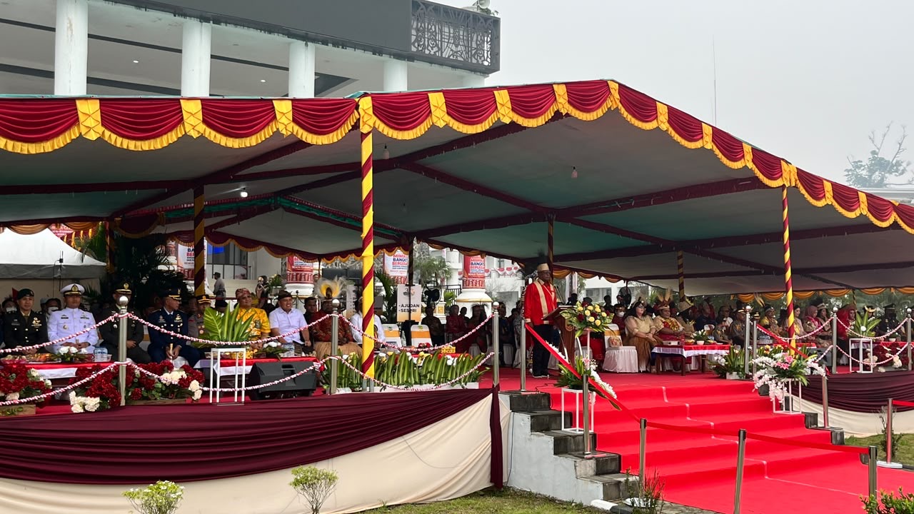 Asap Tipis dan Baju Adat di HUT Ke-30 Mimika