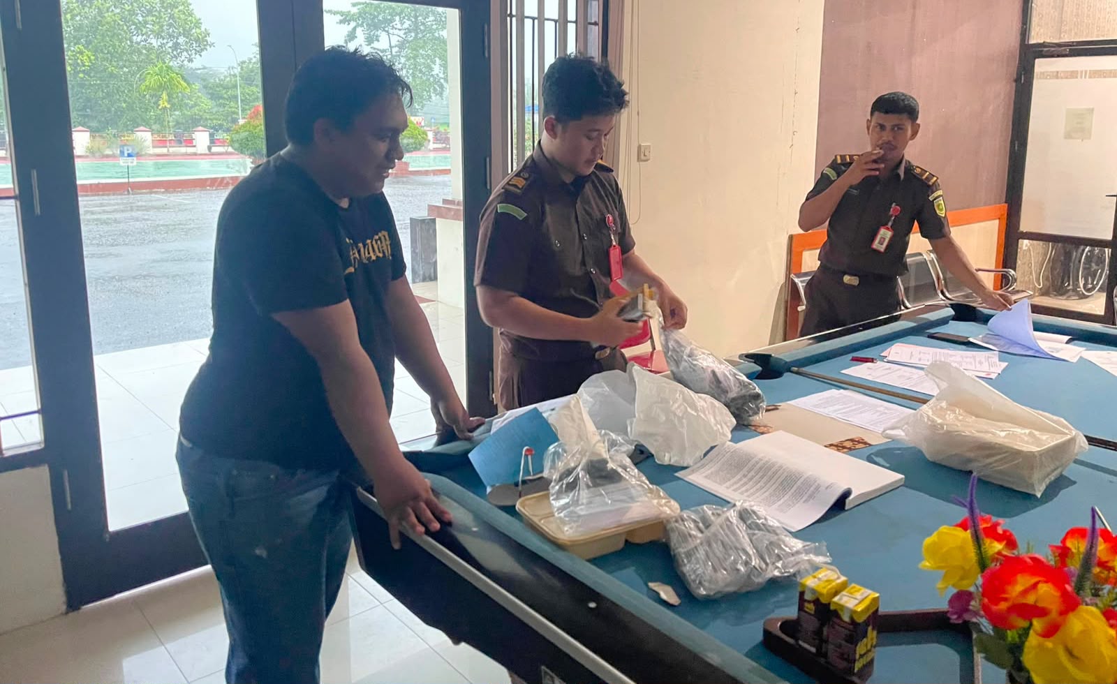 Kasus Narkoba di Mimika: Tersangka MM dan Ratusan Paket Sabu Dilimpahkan ke Kejaksaan