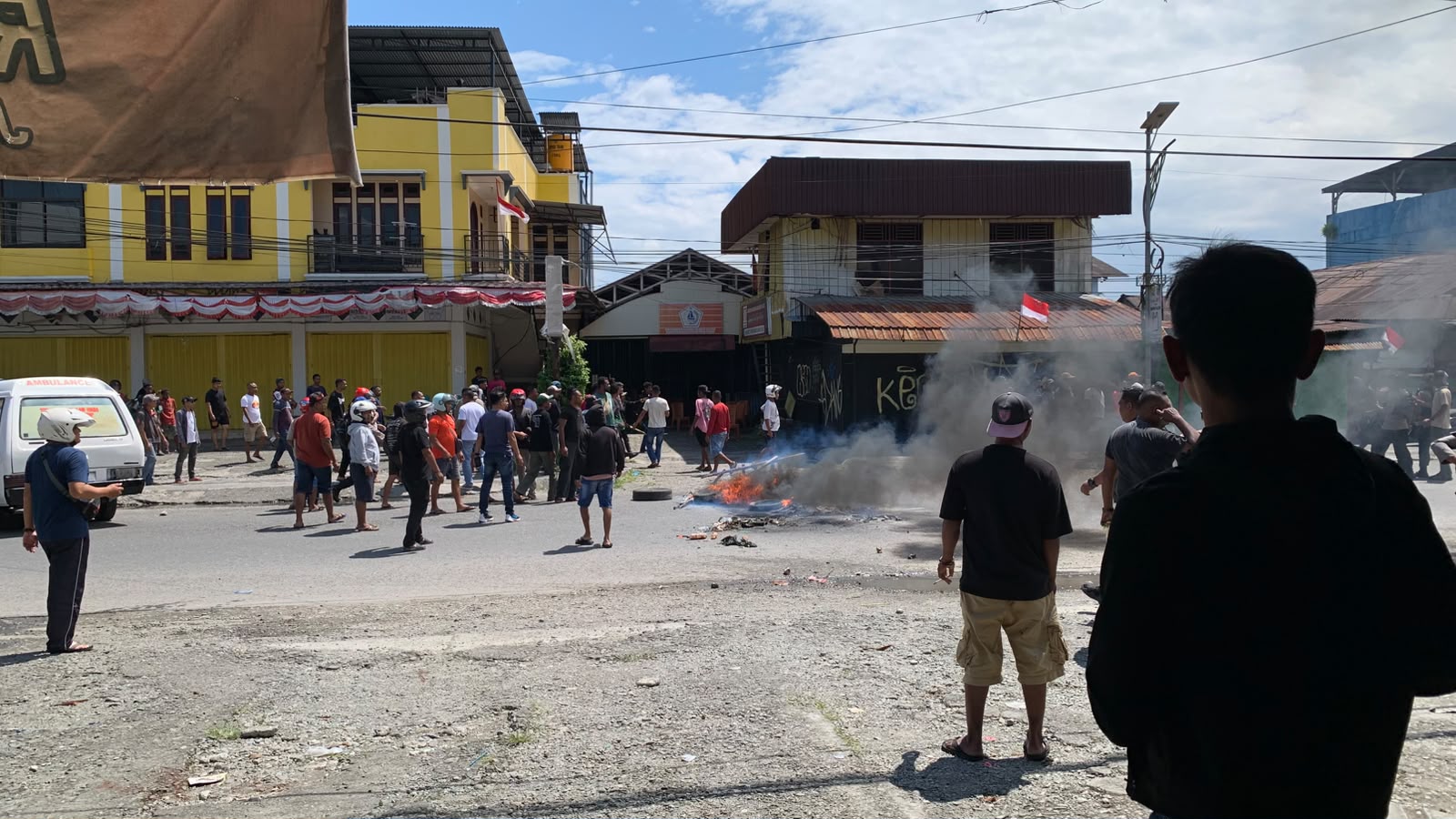 Warga Blokir Jalan Budi Utomo Timika, Diduga Karena Kasus Pembunuhan